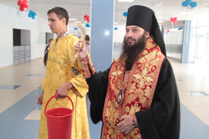 Епископ Ириней освятил Ледовый дворец 