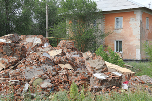 Дома снесли – строительный мусор убирают спустя полгода