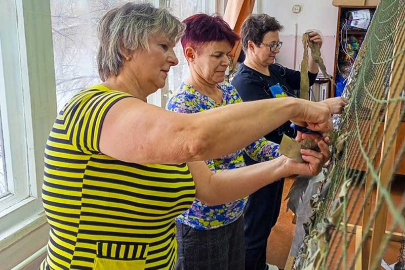 В Новотроицке проходят  мастер-классы по изготовлению маскировочных сетей и окопных свечей для бойцов СВО