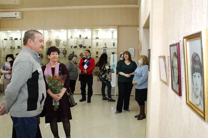 «Близкие люди»: в Новотроицком музейно-выставочном комплексе открылась персональная выставка Любови Андреевой