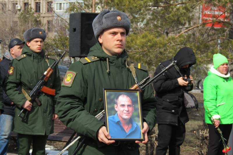 Новотройчане простились с Максимом Ананьевым, погибшим в ходе СВО на Донбассе
