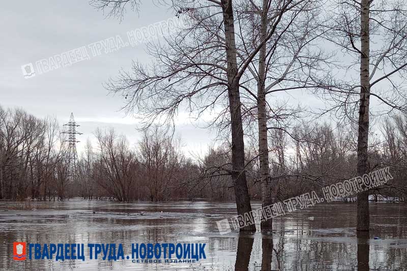 Уровень Урала в Новотроицке, в районе двух мостов, поднялся на 5,5 метров