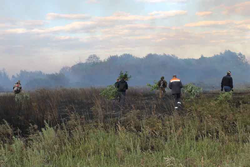 Полицейские  помогали в тушении возгорания в районе Орска и Новотроицка 