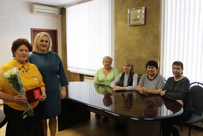 Галину Омельченко отметили юбилейным памятным знаком