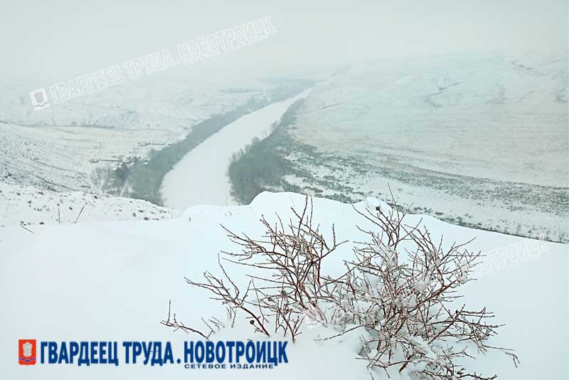 Днем, 2 февраля, в Оренбургской области прогнозируют снег, ветер, туман и -7 градусов