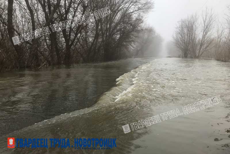 Уровень Урала в Новотроицке, в районе двух мостов,  превысил 6 метров