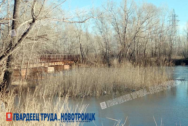 Урал в Новотроицке, в районе двух мостов, прибавил за сутки более чем на  полметра