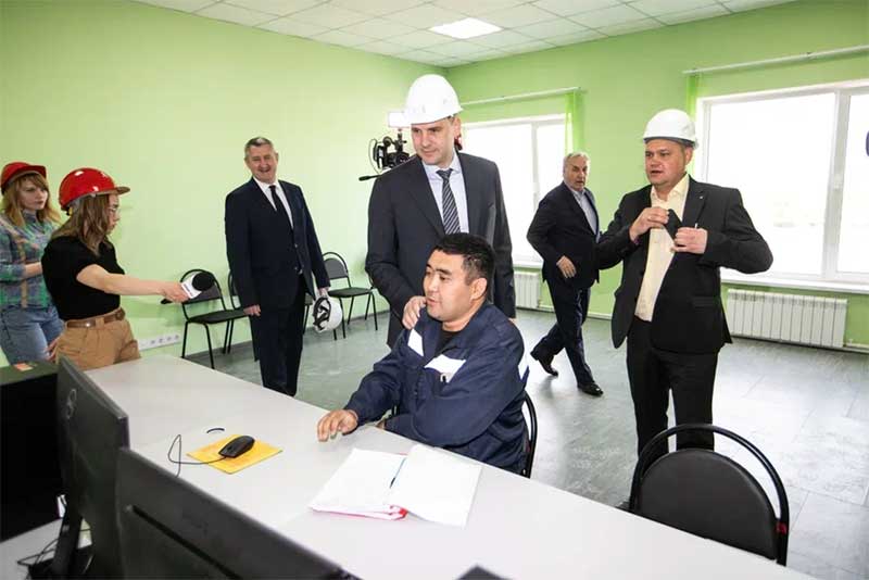 Денис Паслер посетил новые производственные площадки заводов Новотроицка