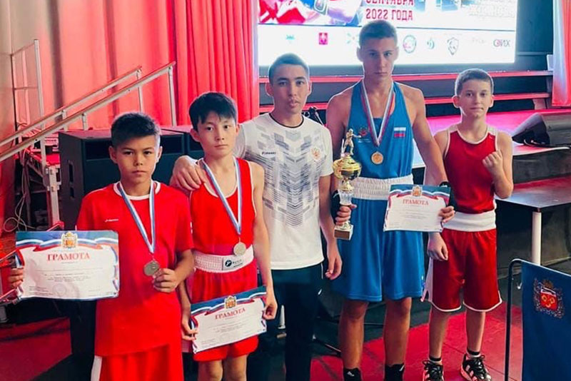 Юные новотроицкие боксеры вернулись из Оренбурга с наградами