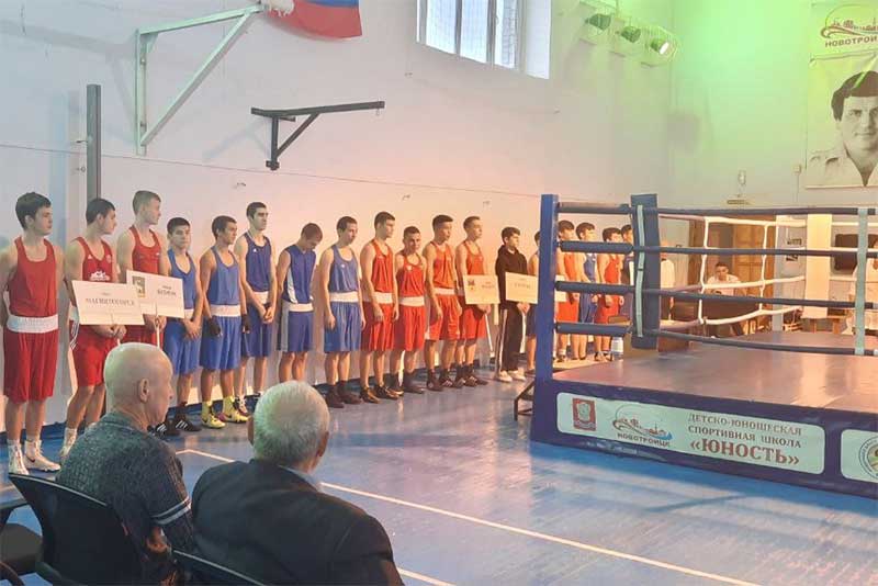 Турнир по боксу памяти мастера спорта СССР  Юрия Большакова проходит в Новотроицке