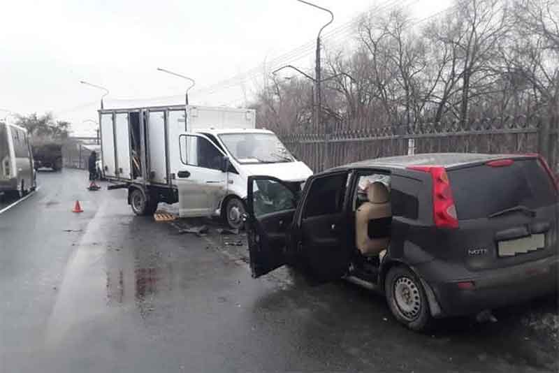 В Новотроицке при столкновении с «Газелью» сильно травмировался водитель автомобиля Nissan
