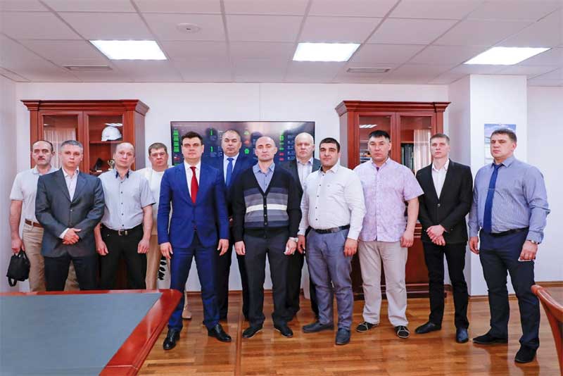 Управляющий директор «Уральской Стали» подписал индивидуальные контракты с 11 ведущими работниками комбината