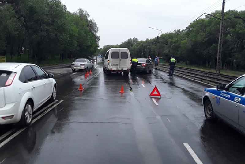 Сотрудники ГИБДД Новотроицка проводят проверку по факту дорожно-транспортного происшествия с участием маршрутного автобуса
