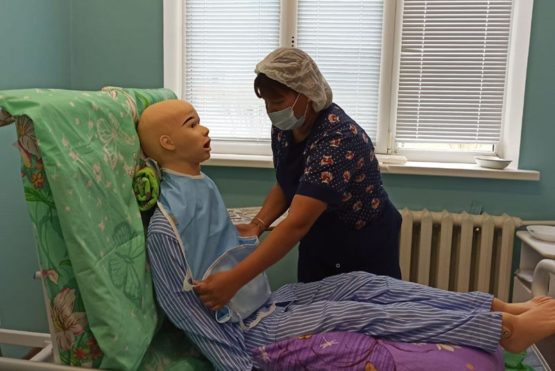 «Школа ухода» научит профессиональным навыкам обслуживания больных в домашних условиях