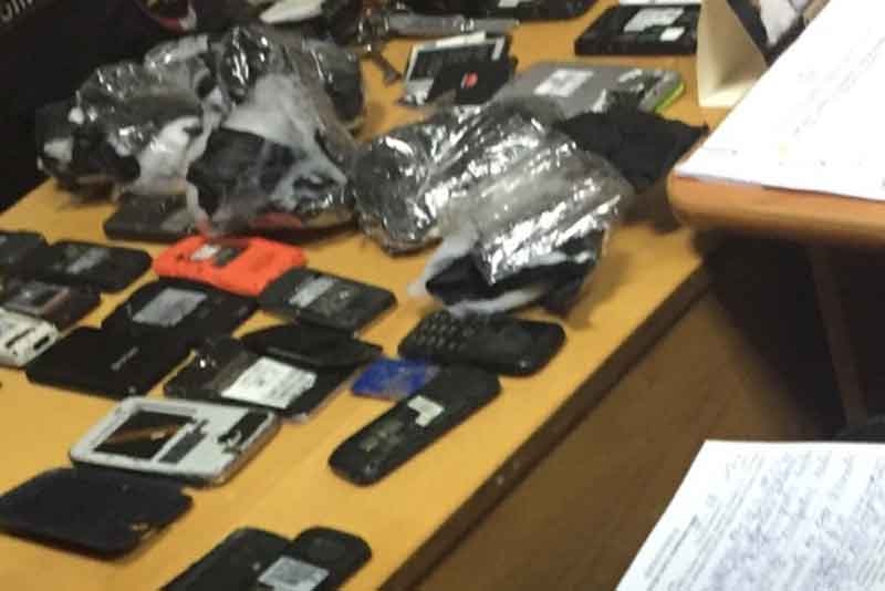 В Новотроицкую колонию пытались перебросить 32 мобильника
