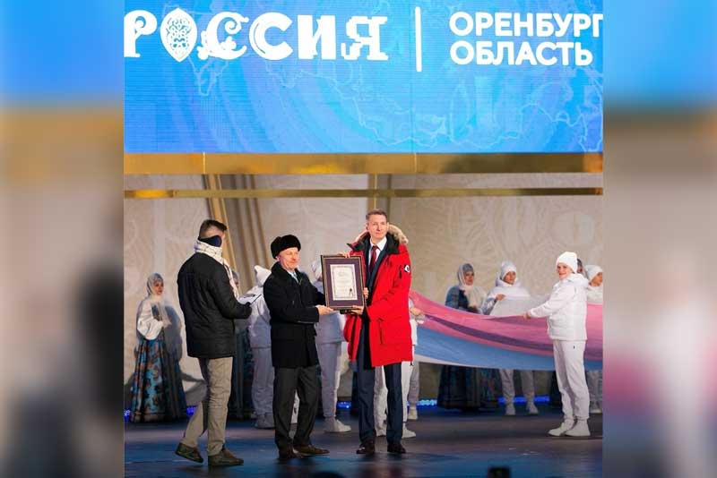 Самый большой оренбургский пуховый платок представили на всемирном фестивале молодёжи в Сочи