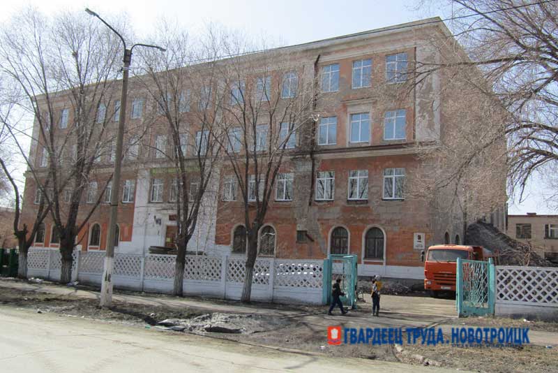 В школе №10 Новотроицка  полным ходом идет ремонт