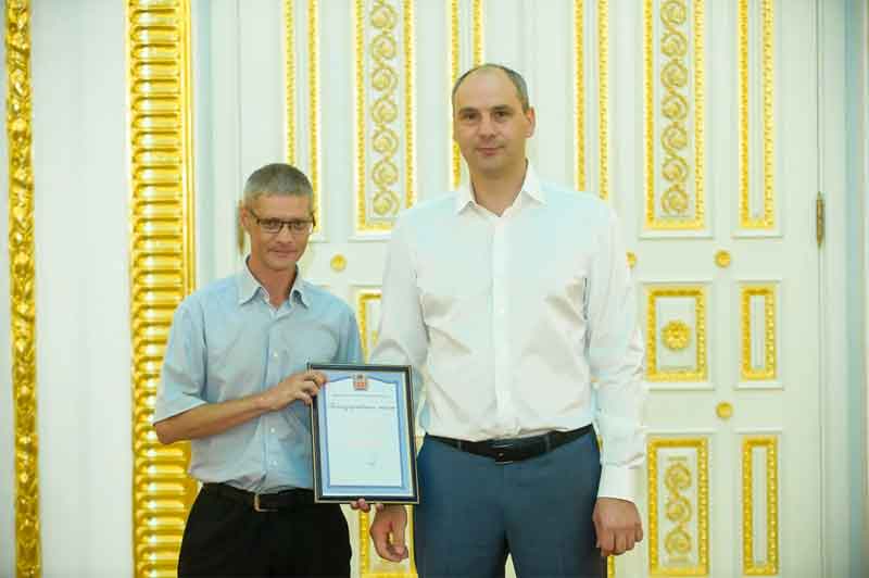 Денис Паслер вручил строителям Оренбуржья областные награды. В их числе есть и новотройчанин.