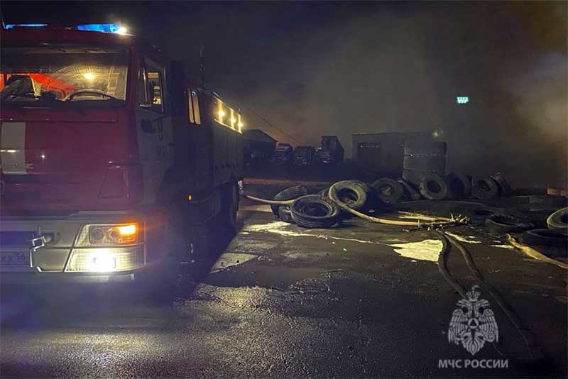 В Новотроицке произошел сильный пожар на складе автомобильных шин