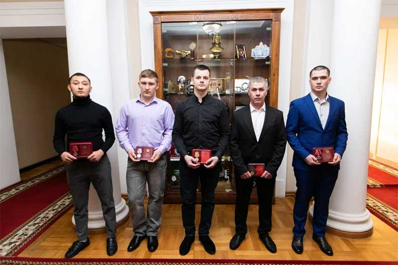 Губернатор Денис Паслер передал госнаграды Минобороны РФ пяти оренбургским бойцам