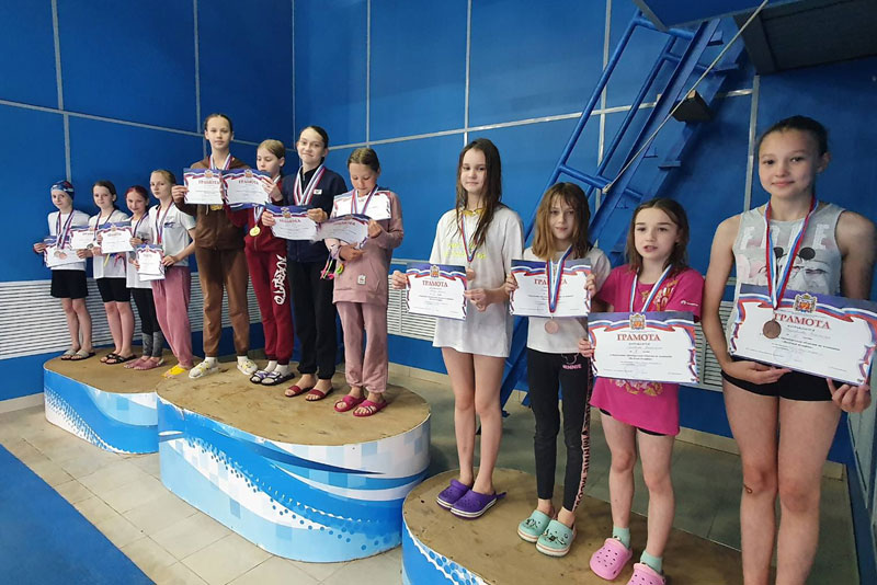 Новотроицкие пловцы завоевали 18 медалей