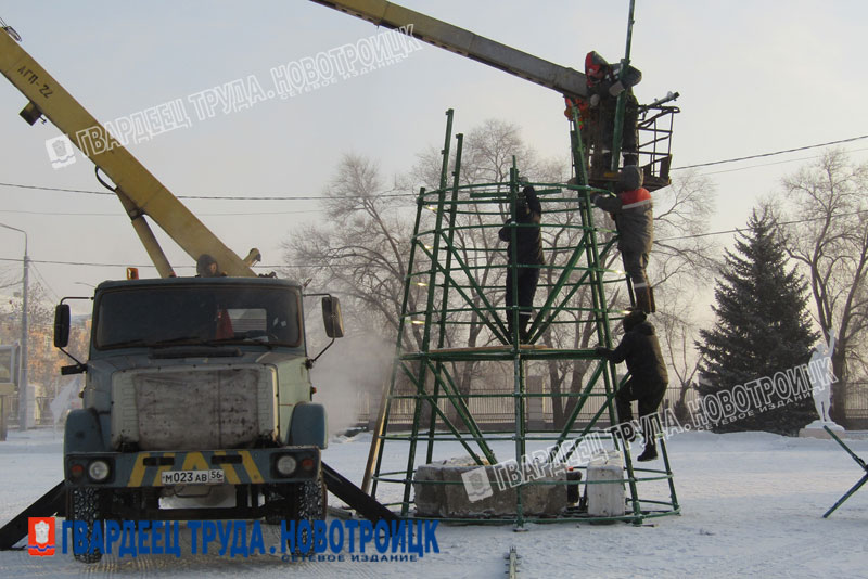 В Новотроицке устанавливают елку на площади Металлургов
