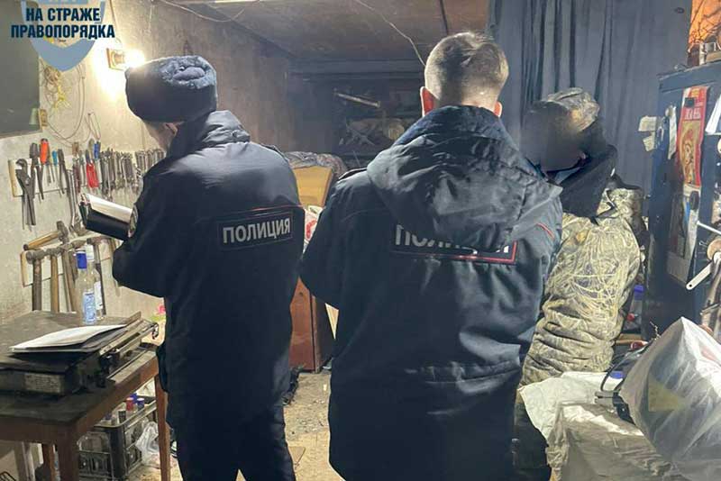 В Новотроицке участковые полиции пресекли незаконную продажу самогона 