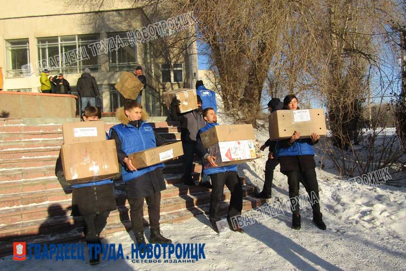 К Дню защитника Отечества. В Новотроицке работает пункт сбора гуманитарной помощи «Тепло для героя»