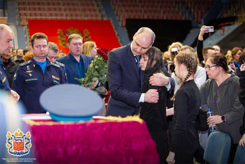 Сегодня около двух тысяч оренбуржцев простились с экипажем Ил-76, погибшим под Белгородом