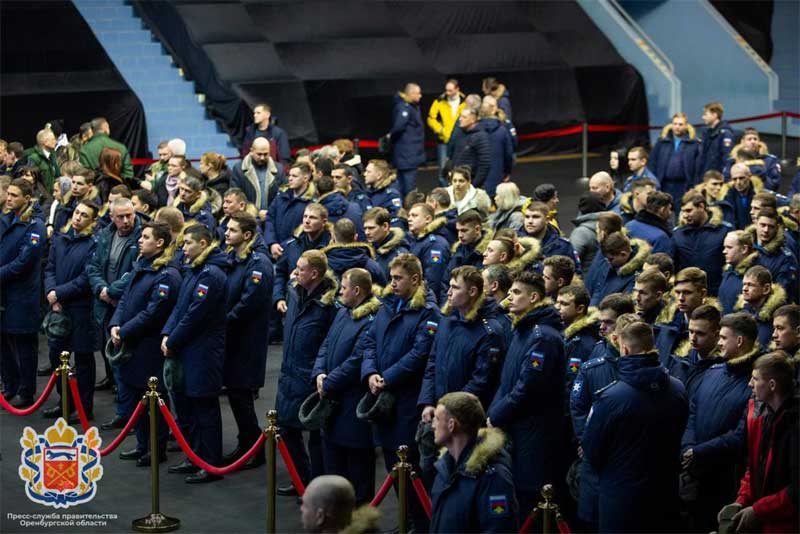 Сегодня около двух тысяч оренбуржцев простились с экипажем Ил-76, погибшим под Белгородом