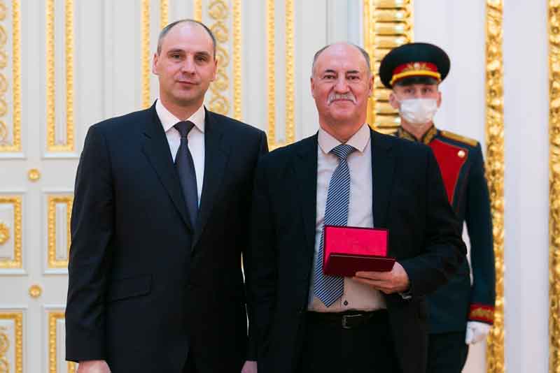 Денис Паслер вручил оренбуржцам государственные и областные награды. В числе награжденных  были и новотройчане