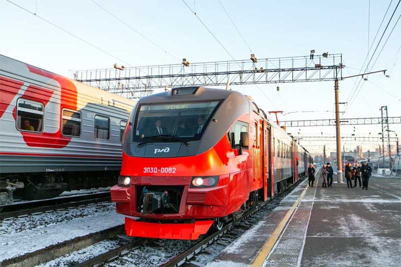 Губернатор Денис Паслер совершил тестовую поездку на новом электропоезде Оренбург-Орск