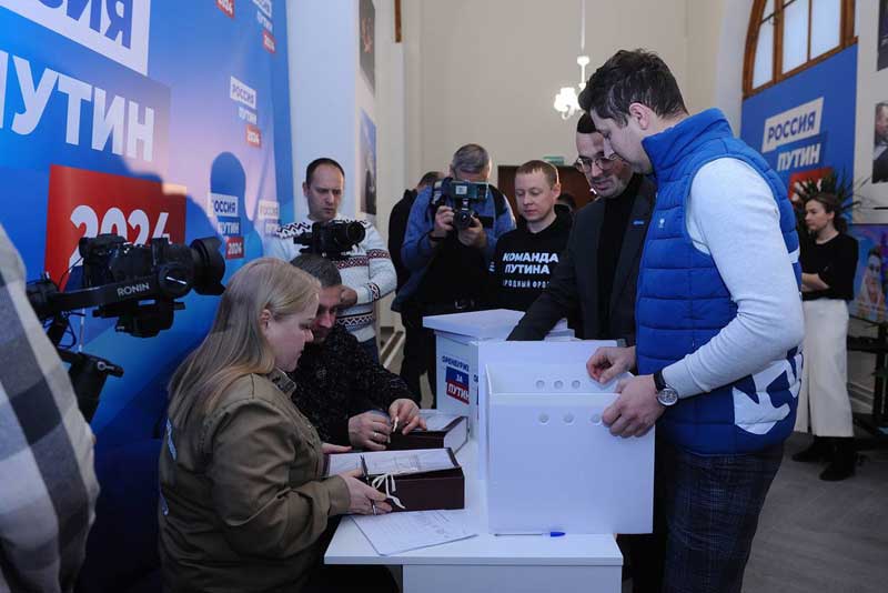 Оренбургская область передала в федеральный штаб подписи в поддержку Владимира Путина
