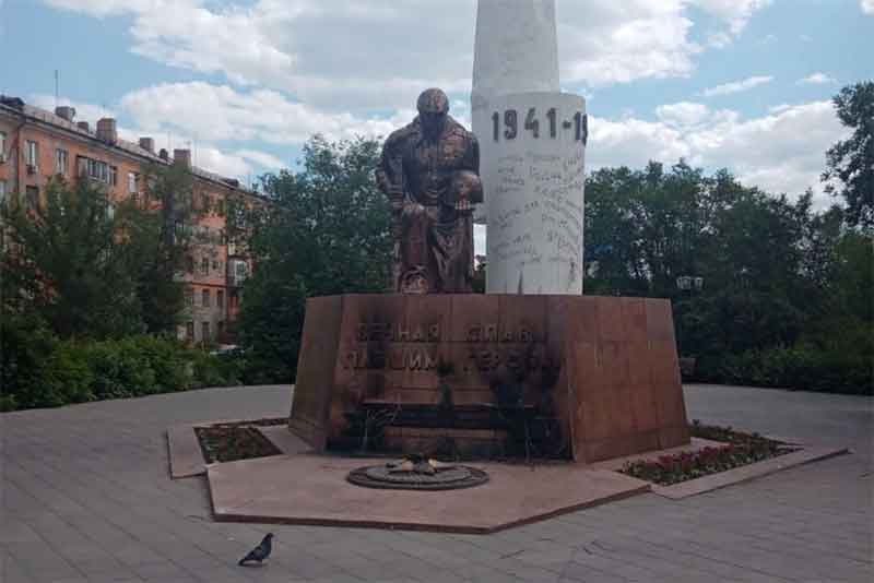 В Новотроицке установили личности детей, причастных к поджогу венков у памятника «Вечно живым»