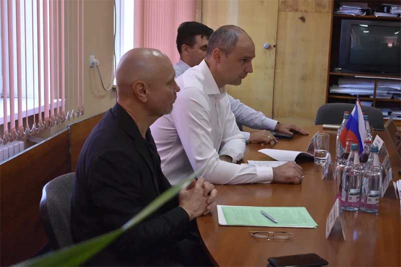 Денис Паслер в ходе визита в Перевальский район ЛНР обсудил главные социальные вопросы