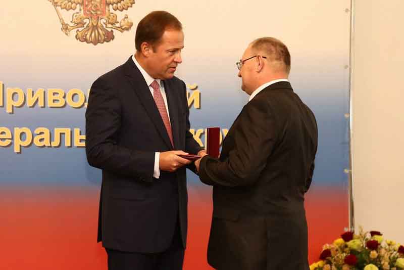 Работник «Уральской Стали» получил государственную награду из рук Полпреда Президента в ПФО