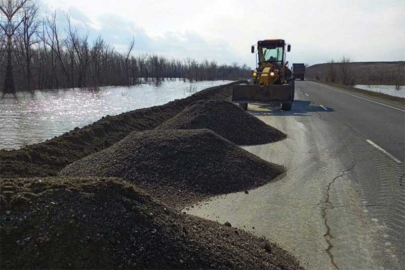 На трассе Оренбург – Орск дорожники проводят работы по предотвращению перелива талых вод через проезжую часть 