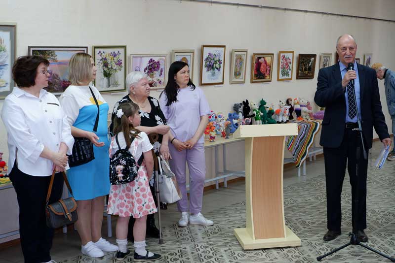 В Новотроицке открылась выставка «Пусть миром правит красота» (0+)