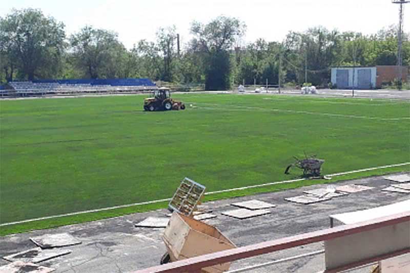 В Новотроицке заменили искусственное покрытие на футбольном поле стадиона «Юность»