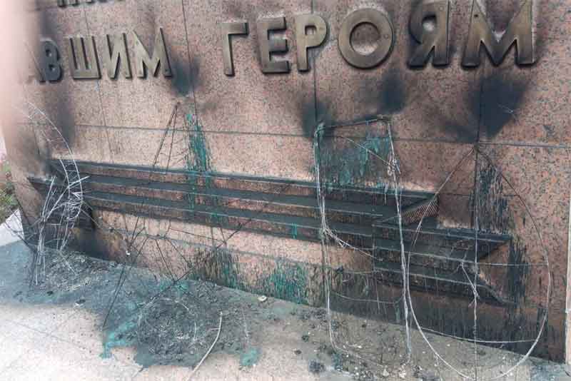 В Новотроицке прокуратура проверяет факт поджога венков у памятника участникам войны