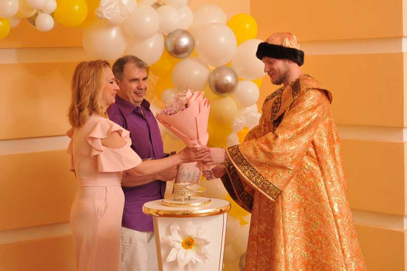 В Новотроицке, в праздничный день, восемь супружеских пар зарегистрировали свой брак 