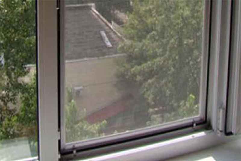 При падении из окна второго этажа в Новотроицке погиб ребенок