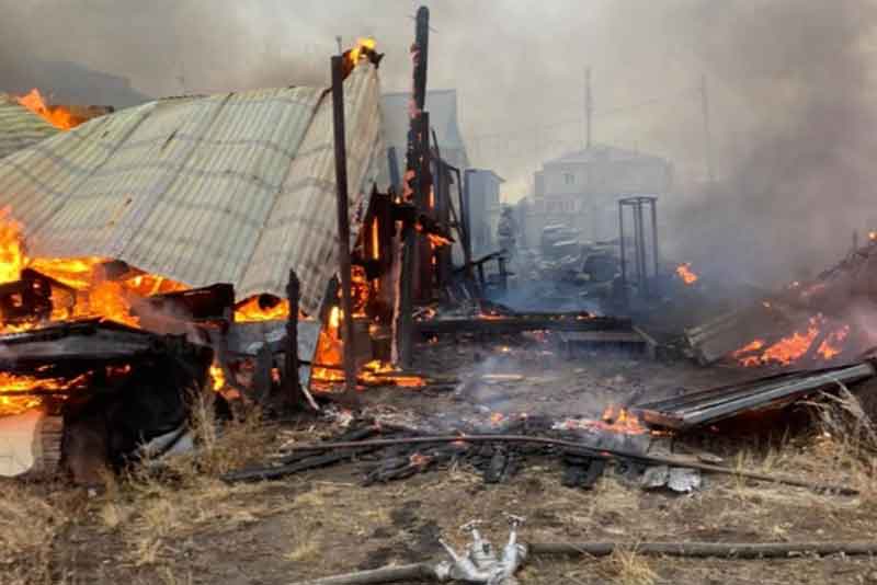 Пожарные в Адамовке ликвидировали возгорание и не допустили перехода огня на жилые дома