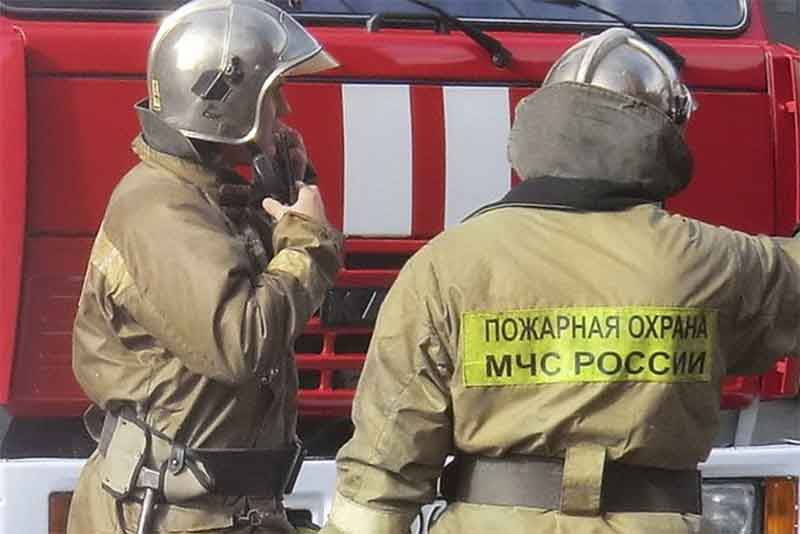 В Новотроицке спасатели МЧС потушили загоревшийся автомобиль Niva Chevrolet