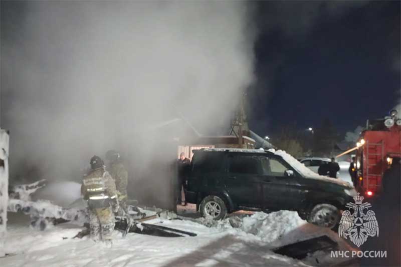 В Новотроицке на пожаре в загоревшемся автомобиле и гараже пострадал хозяин дома