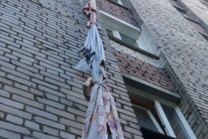 Упал с третьего этажа: в Новотроицке нетрезвый ухажер пытался влезть к своей девушке через окно