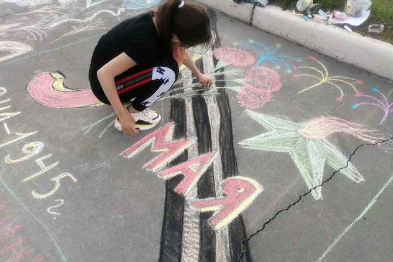 В городском парке юные новотройчане рисовали мир