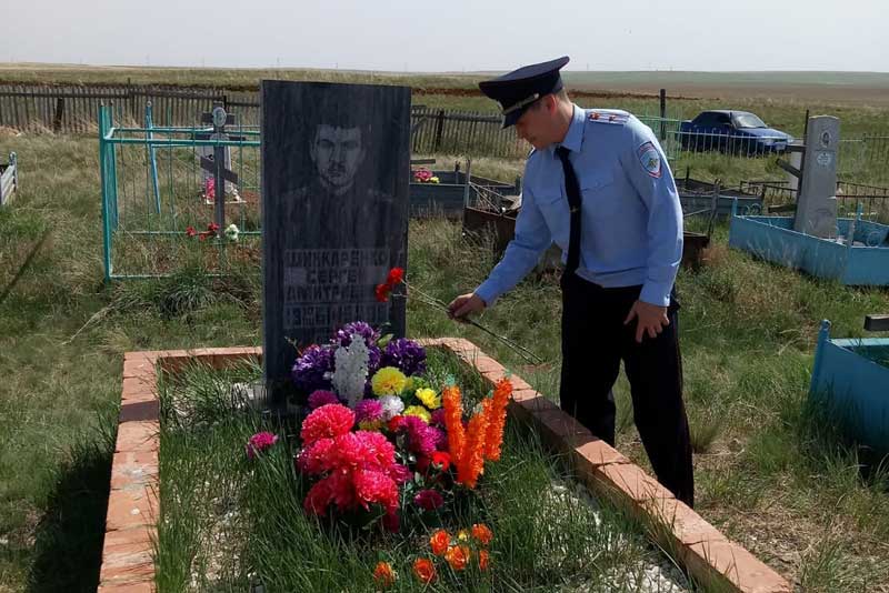 Сотрудники полиции Новотроицка  почтили память товарища, погибшего при исполнении служебного долга