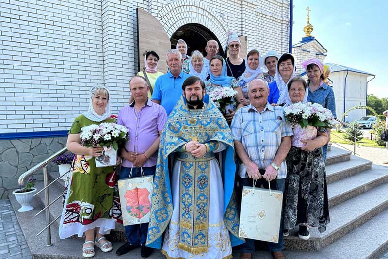 В Благовещенском храме Новотроицка поздравили семьи прихожан