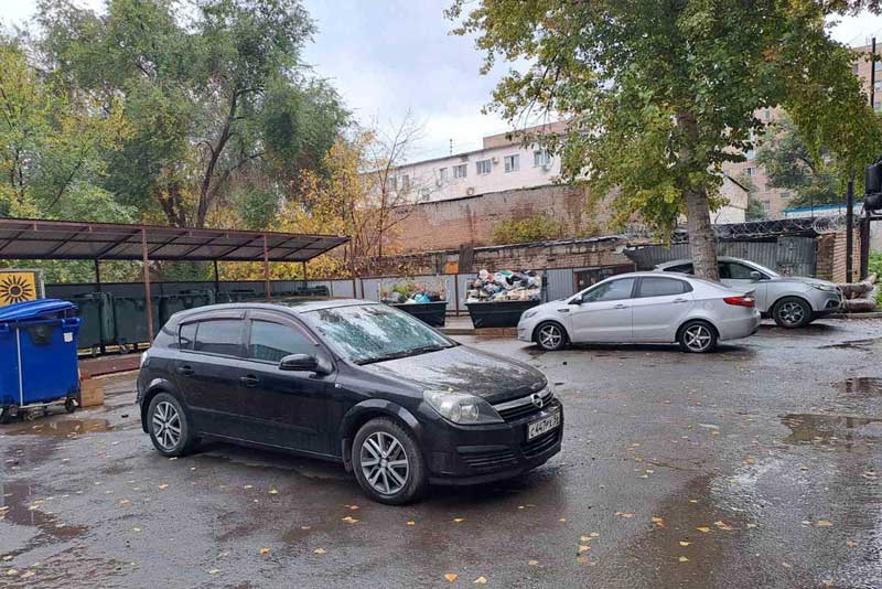 Места сбора отходов в Оренбуржье блокируются припаркованным транспортом